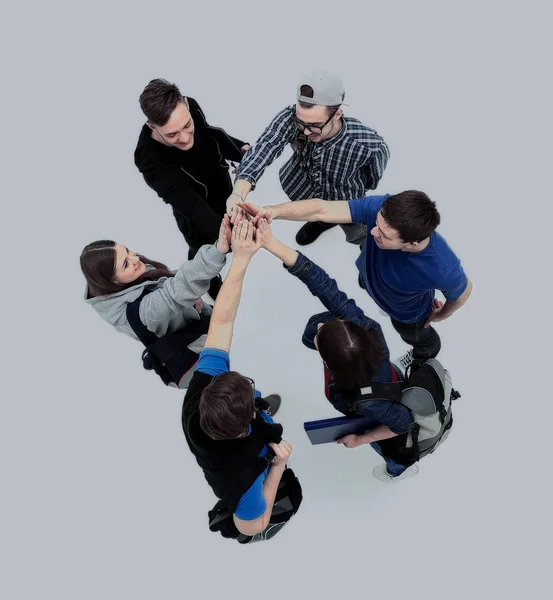 Вид сверху на молодых людей, держащих руки вместе в кругу . — стоковое фото