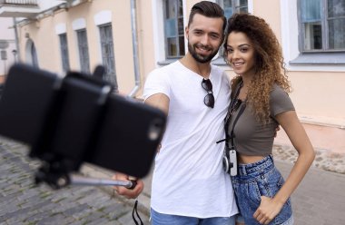 Mutlu seyahat çift selfie, romantik ruh hali yapma.