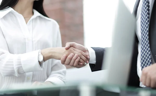 Detail handshake podnikatel a podnikání žena. — Stock fotografie
