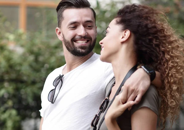 Jovem casal alegre andando na rua urbana — Fotografia de Stock