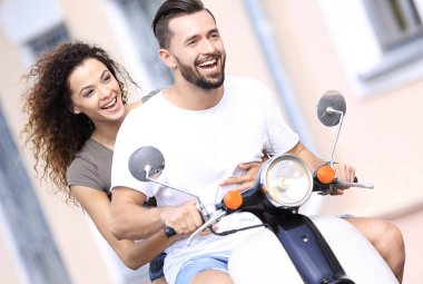 Cool adam ve güzel kız ifade ile scooter üzerinde sürme