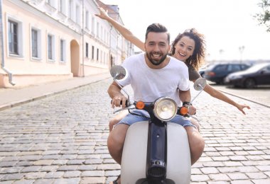 Genç çift bir scooter sürme ve having fun
