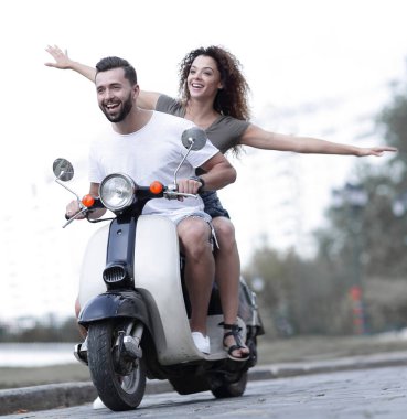 Mutlu çift scooter yaz tatil tatile heyecanlı sürüş