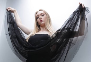 güzel genç kadın modeli büyük bir rahat koltukta dinleniyor.