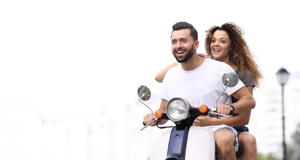 Feliz casal alegre montando scooter vintage. Conceito de viagem . — Fotografia de Stock