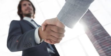 Gülümseyen iş adamı el sıkışma ortak toplantısında heyecanlı,