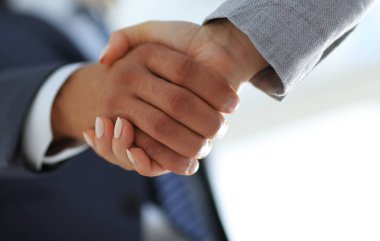 Beyaz arka planda izole edilmiş iş adamları el sıkışıyor