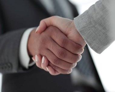 Beyaz arka planda izole edilmiş iş adamları el sıkışıyor