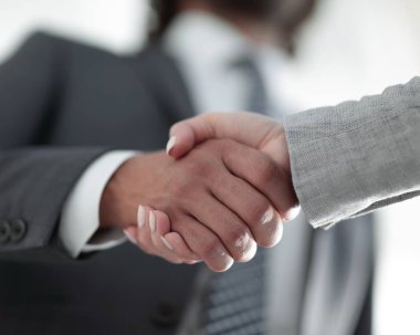 İşadamları el sıkışma başarılı iş toplantı sonrasında