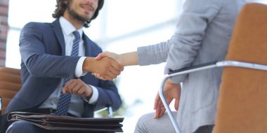 İş adamları geniş pencereli odaya karşı el sıkışıyor