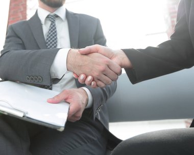 İki iş adamının el sıkışması.