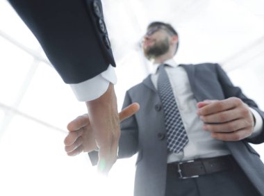İki iş adamı el sıkışacak.