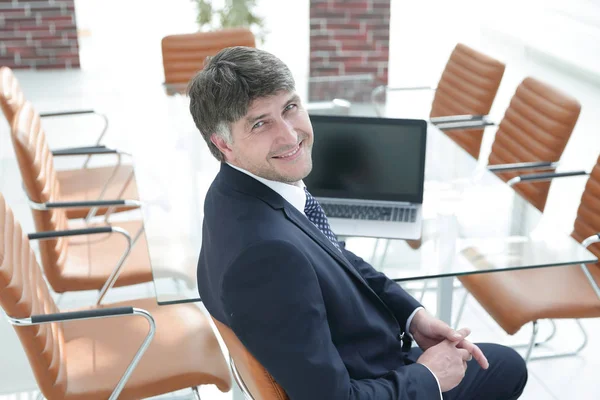 gülümseyen Yöneticisi Toplantı salonunun içinde çalışma masası, oturma.