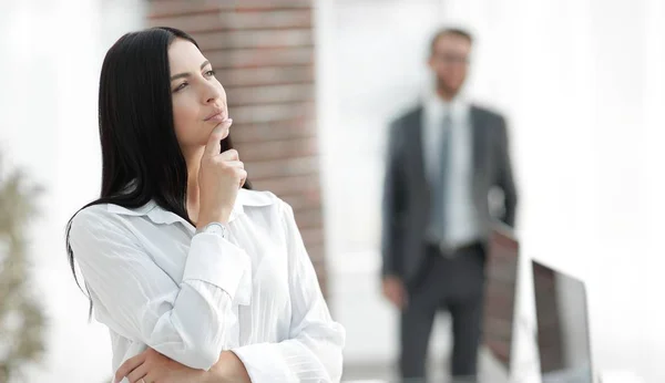 角度来看成功的年轻女人肖像. — 图库照片