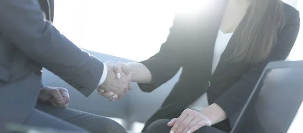 Empresários bem sucedidos aperto de mão depois de um bom negócio . — Fotografia de Stock