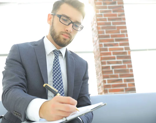 Bir defter bir ofiste yazma işadamı