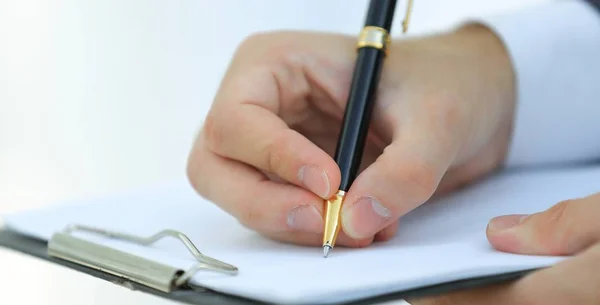 O empresário assina um contrato. Segurando a caneta na mão . — Fotografia de Stock