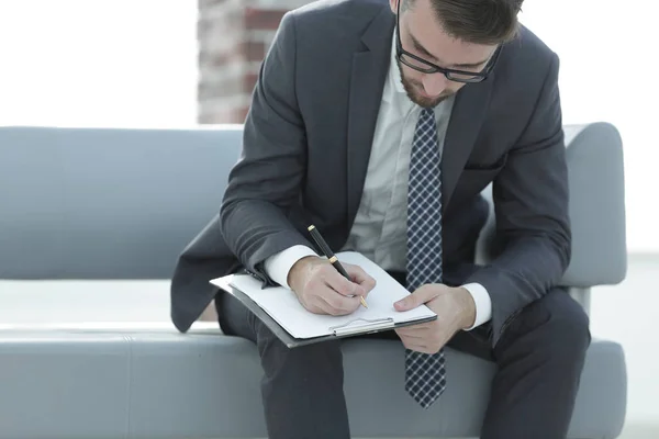 L'uomo d'affari firma un contratto. Tenendo la penna in mano . — Foto Stock