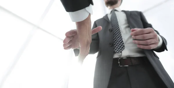 Twee zakenmannen gaan handdruk maken. — Stockfoto