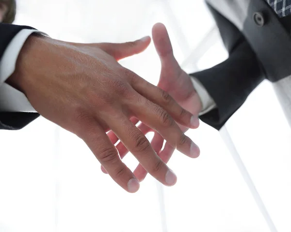 Deux hommes d'affaires vont se serrer la main — Photo