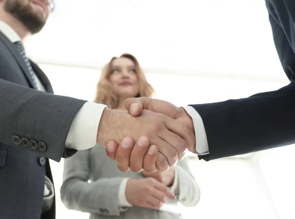 Foto de aperto de mão de dois empresários felizes — Fotografia de Stock