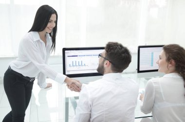 Çalışanlar birbirlerini masanın yakınında bir el sıkışma ile selamlıyorum