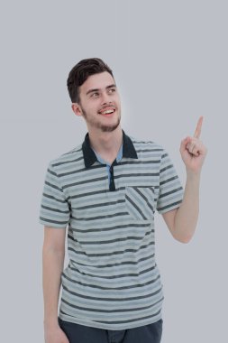 Genç adam bir şey üzerinde beyaz izole parmağıyla işaret