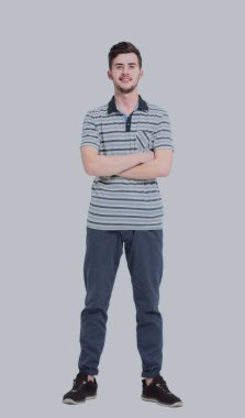 Mutlu genç adam izole üzerinde beyaz arka plan gülümsüyor