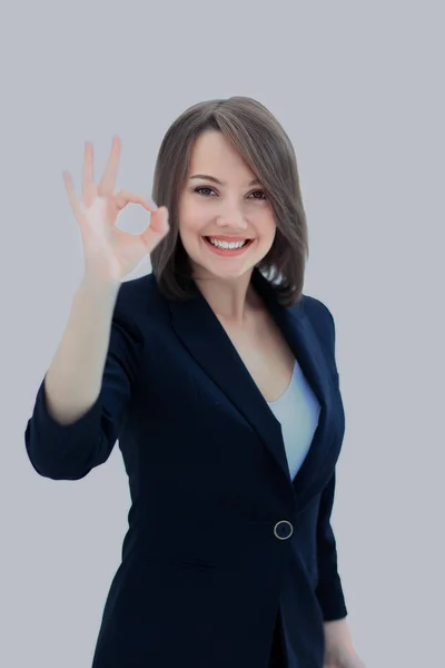 Портрет счастливой улыбающейся молодой веселой деловой женщины, показывающей — стоковое фото