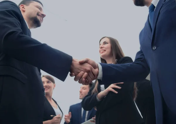 Stor grupp av multietniskt affärsmän att göra handslag — Stockfoto