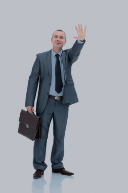 evrak çantası ile iş takım elbiseli nitelikli avukat onun kaldırdı