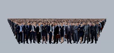 büyük bir grup üzerinde beyaz izole kişi tam uzunlukta