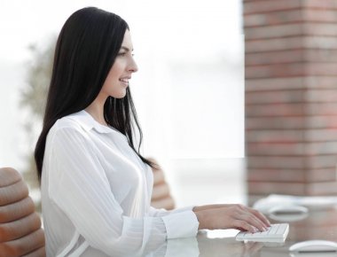 İşyerinde oturan başarılı genç iş kadını