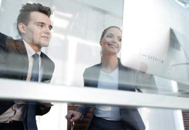 bilgisayar ekranına bakarak iş concept.colleagues