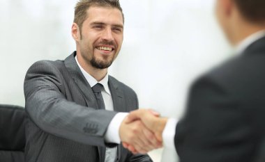 tatlı .handshake bir masa üzerine iş ortakları