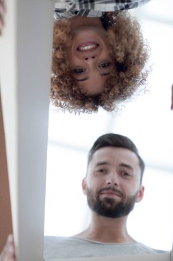 Yakın çekim görünümünü karı koca kutunun içini arıyor.