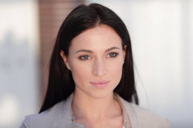 Modern bir genç kadının kayıp portresi.