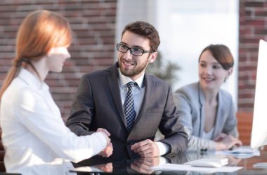 ofiste iş arkadaşları arasında dostça el sıkışma