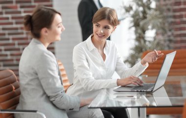 Yöneticisi ve istemci laptop ile alınan bilgi tartışıyorlar