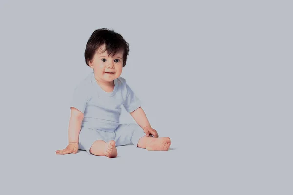 Bebê em fralda isolada no fundo branco — Fotografia de Stock