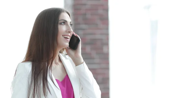 Успешная женщина говорит по мобильному телефону — стоковое фото