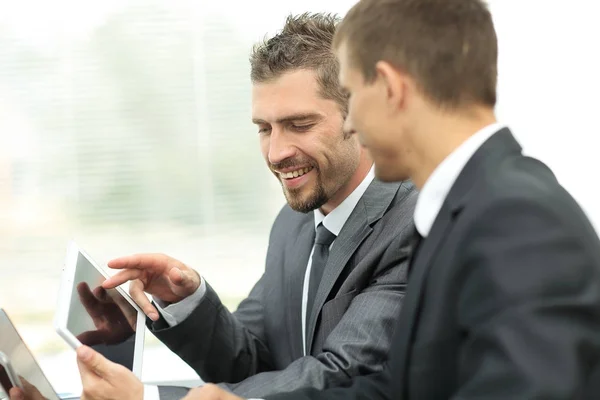 Berufskollegen arbeiten mit Tablet-Computer. — Stockfoto