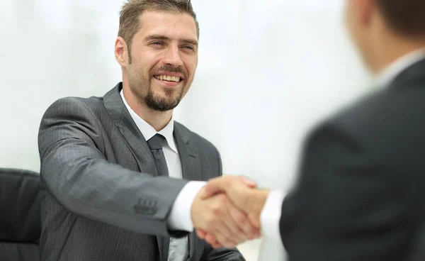 Primer plano .handshake de los socios comerciales en un escritorio —  Fotos de Stock