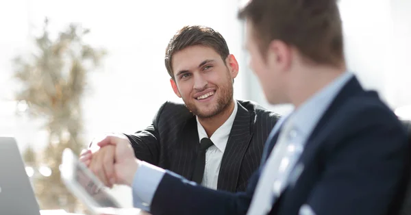 Aus nächster Nähe. Der Handschlag mit Geschäftspartnern am Schreibtisch. — Stockfoto