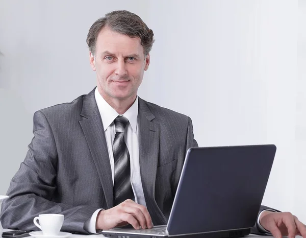 Бизнесмен работает с ноутбуком в офисе — стоковое фото