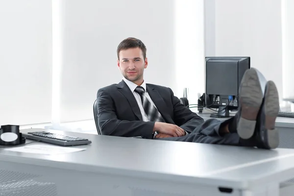 Özel bir ofis masasında oturan kendine güvenen iş adamı — Stok fotoğraf