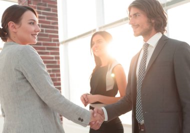 İş adamları geniş pencereli odaya karşı el sıkışıyor