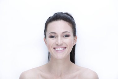 yakın çekim günlük makyaj ile genç bir kadın. Cilt Bakımı kavramı