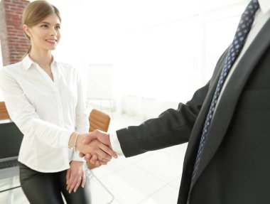 Kadın müdür, müşteriyi el sıkışarak karşılıyor..