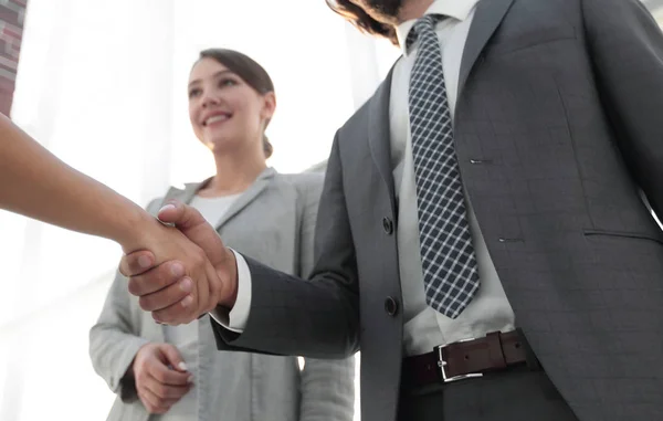 Gli uomini d'affari stringono la mano contro stanza con grande finestra loo — Foto Stock